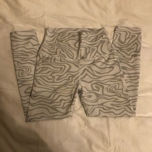 SOLD Alo Yoga White and Gray Abstract Leggings | sz XS
